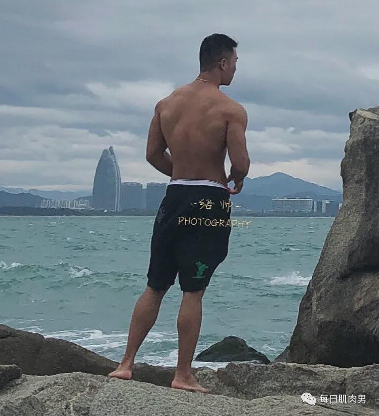 【帅哥】火爆！上海黑皮教练拍写真出圈，性张力拉满了（组图） - 7