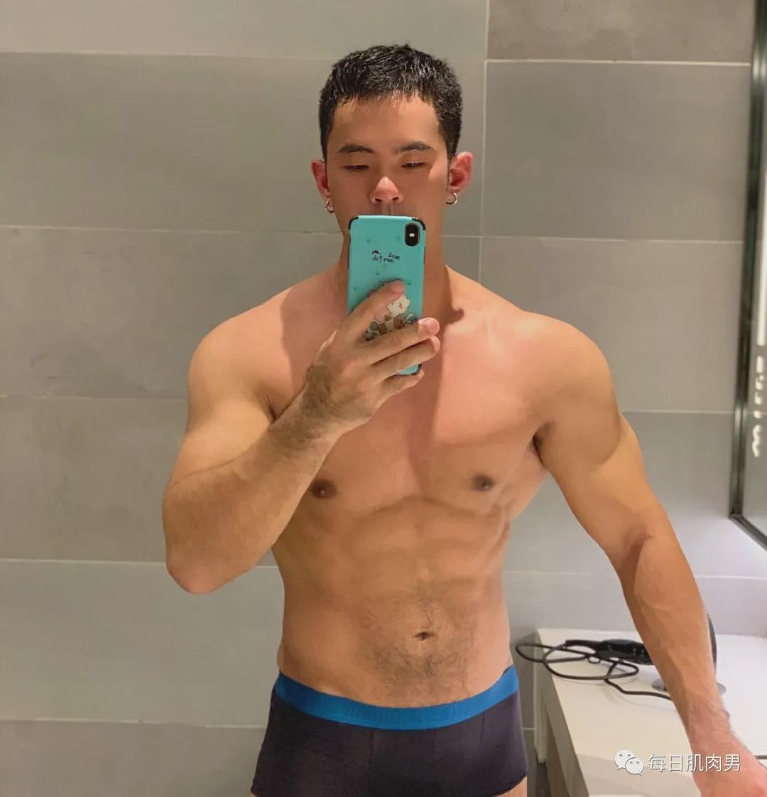 【帅哥】火爆！上海黑皮教练拍写真出圈，性张力拉满了（组图） - 4