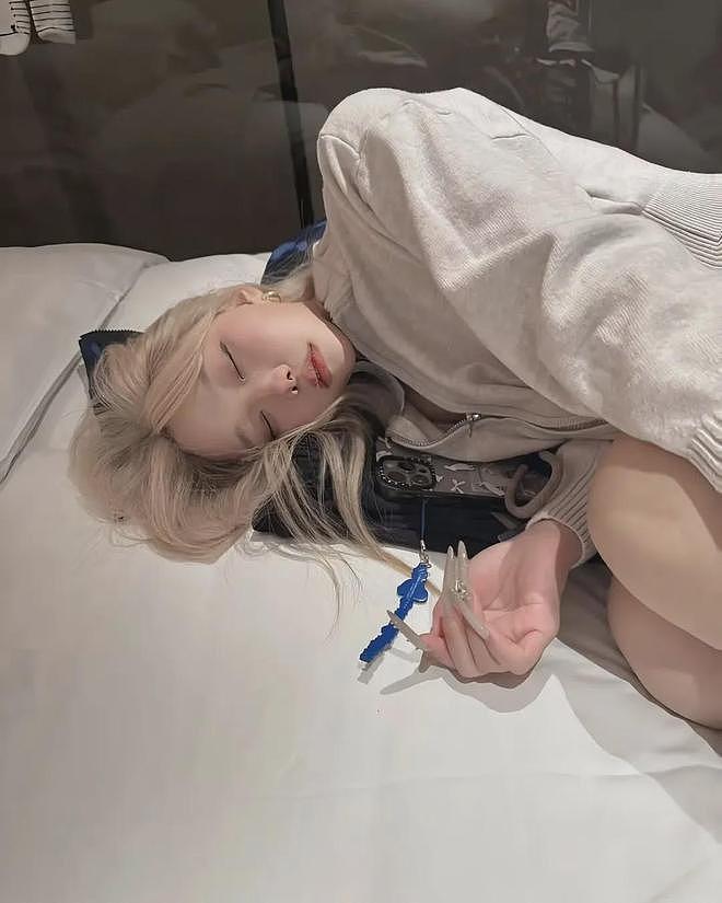 【美女】高颜值辣妹子,腰身纤细,波涛汹涌,丰满身材,极致腰臀比太迷人(组图) - 8