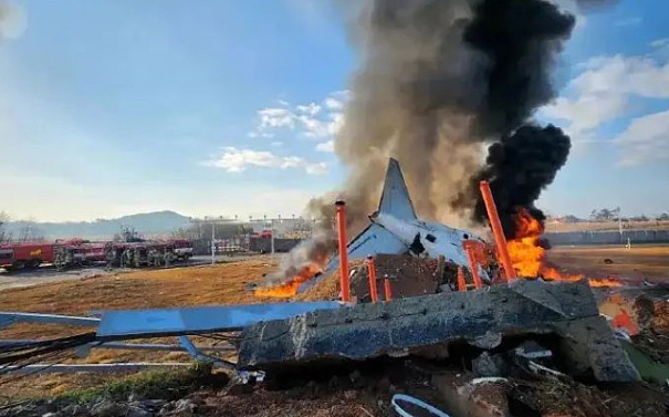 200人死伤！1架中国制空军训练机坠入学校爆炸起火！大量小学生浑身焦黑衣不蔽体，现场惨不忍睹（视频/组图） - 8