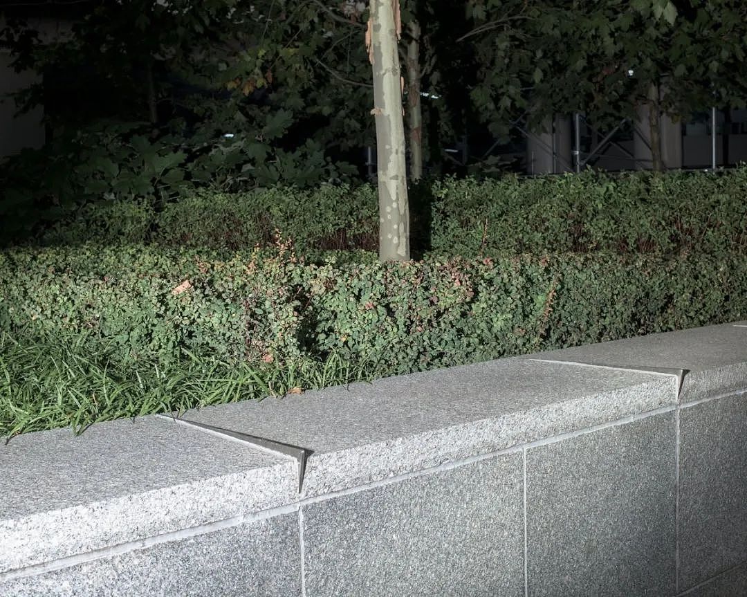 公共设施变“敌意”！尖刺防躺！隔板阻坐！石墩硌脚！网友：这事是不是有点过了？（组图） - 15