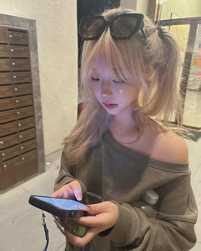【美女】高颜值辣妹子,腰身纤细,波涛汹涌,丰满身材,极致腰臀比太迷人(组图) - 2
