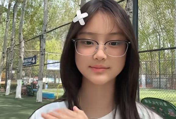 甜馨再回应点赞风波:不想让任何人评判妈妈,没有说爸爸不称职(组图) - 10