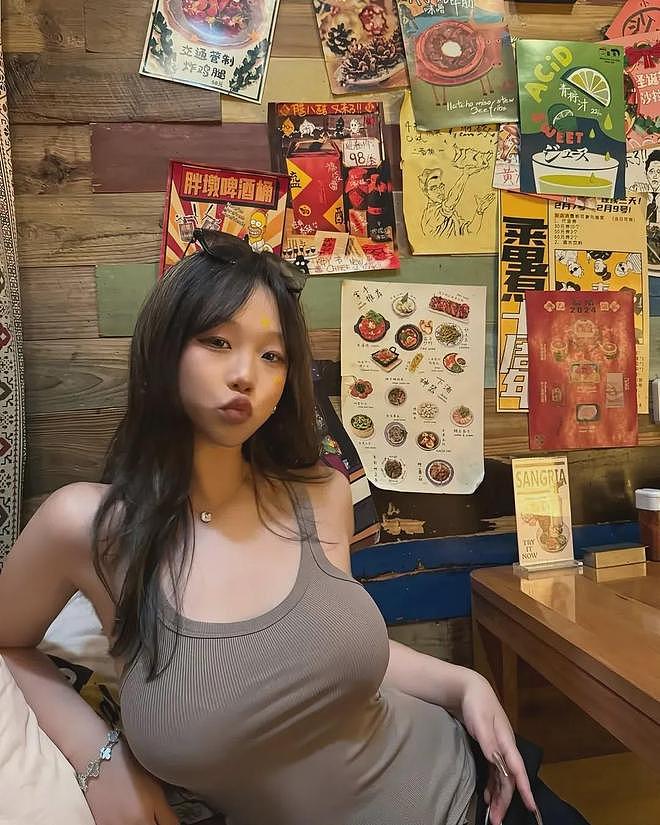 【美女】高颜值辣妹子,腰身纤细,波涛汹涌,丰满身材,极致腰臀比太迷人(组图) - 5