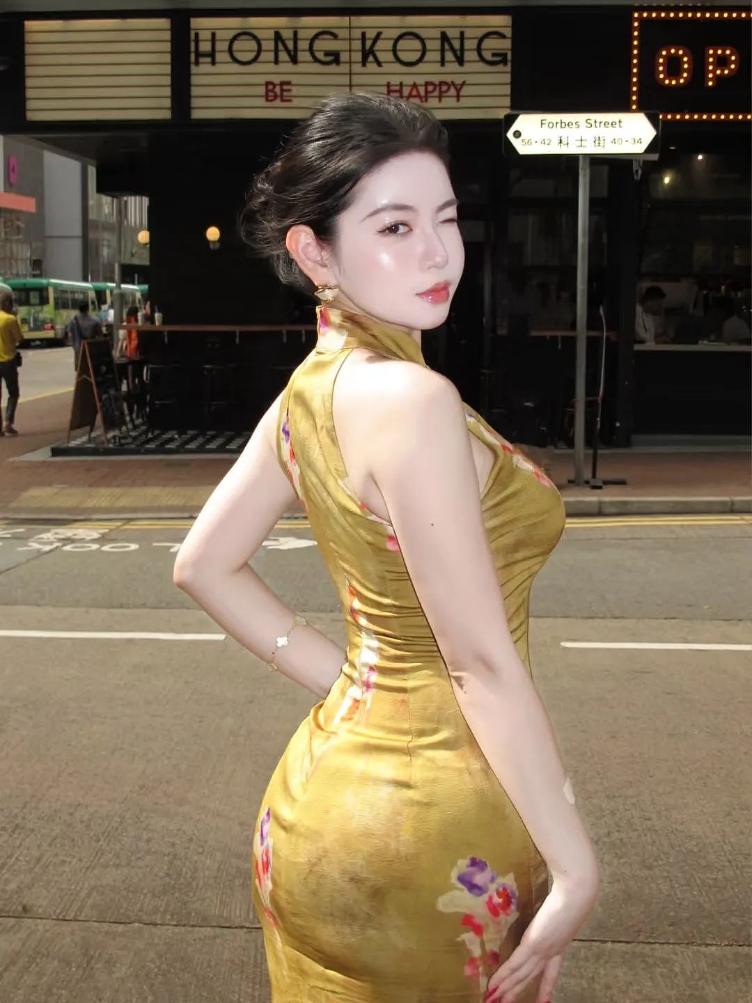 【时尚】光影下的东方美人：这身新中式国风穿搭，把复古情调调到了满格（组图） - 1