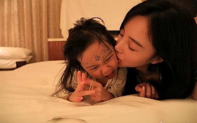 甜馨再回应点赞风波:不想让任何人评判妈妈,没有说爸爸不称职(组图) - 2