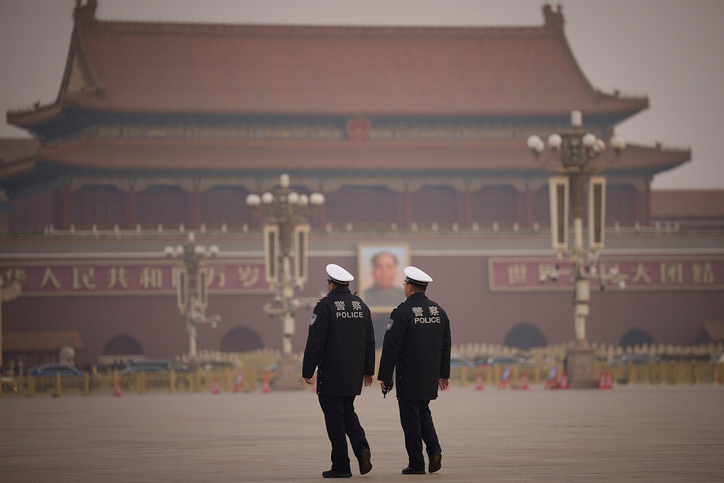 中国阻止一名美国商务部雇员离境,盘问其美军服役经历(图) - 1