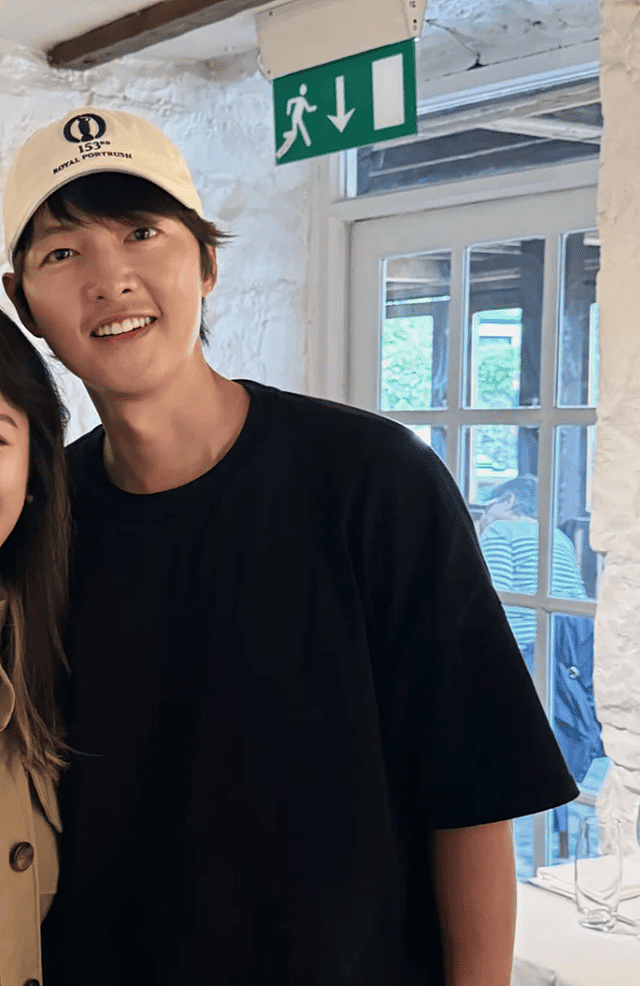宋仲基英国被偶遇，脸像发酵的面包素颜好糙，与粉丝合影更像素人（组图） - 2