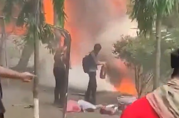 200人死伤！1架中国制空军训练机坠入学校爆炸起火！大量小学生浑身焦黑衣不蔽体，现场惨不忍睹（视频/组图） - 3
