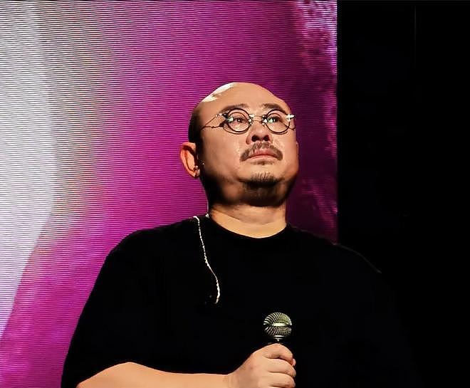 20岁离异带娃，39岁被逼隐退，却在53岁封神，他到底干了些什么？（组图） - 10