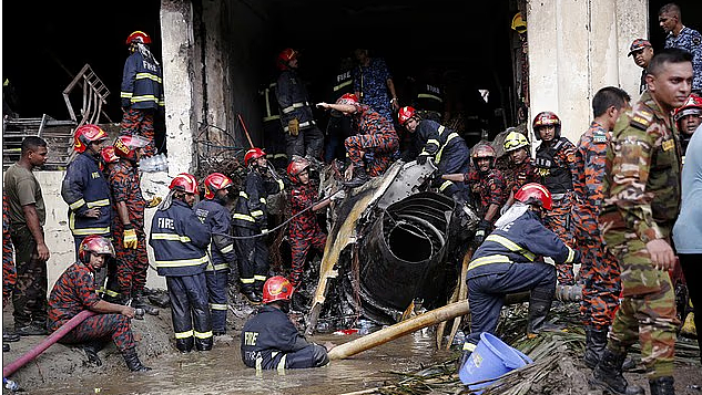 突发空难!20死186伤,飞机失控撞楼、爆炸起火!多人被烧得焦黑,哀嚎遍地(视频/组图) - 7