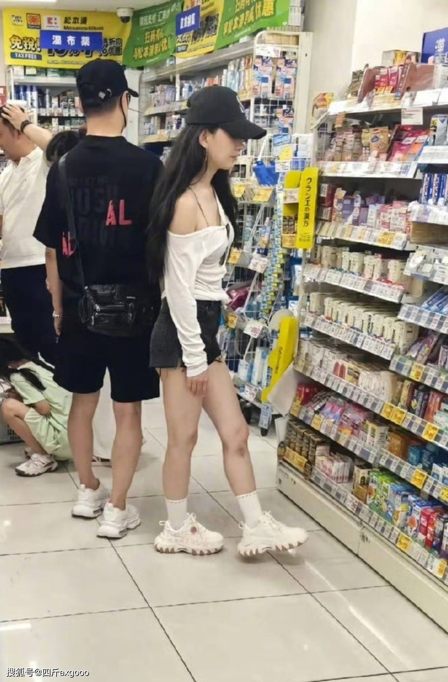 汪峰与森林北日本买药被拍,女方膝盖满是瘀青...(组图) - 2