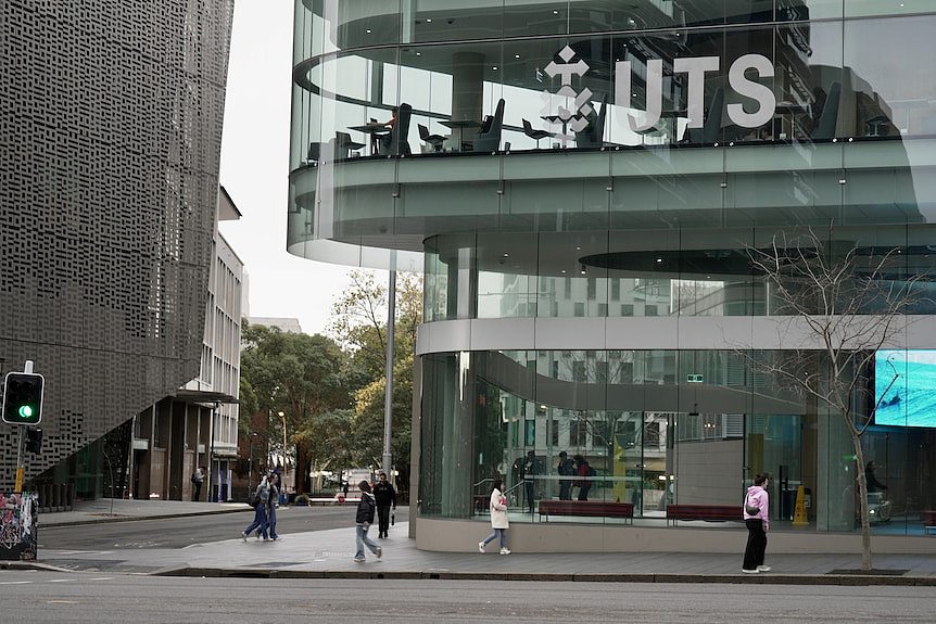 悉尼科技大学计划裁员400人，高管却被曝豪华公费赴美出差（图） - 4