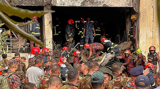 200人死伤！1架中国制空军训练机坠入学校爆炸起火！大量小学生浑身焦黑衣不蔽体，现场惨不忍睹（视频/组图） - 4