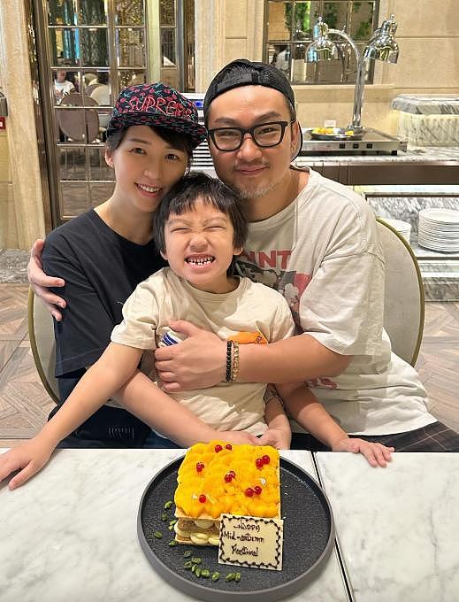 43岁TVB女神台风天晒火辣泳装照，遮挡部位惹全网喊“犯规”（组图） - 4