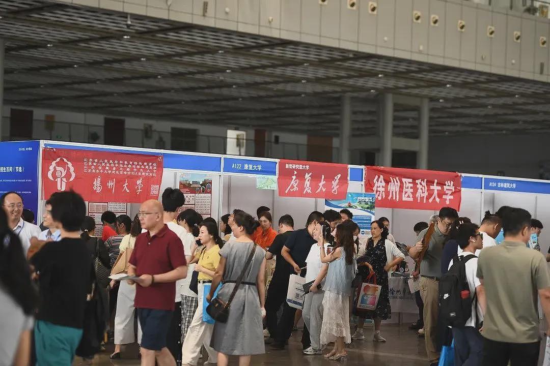 985名校，正被踩在脚下摩擦（组图） - 1