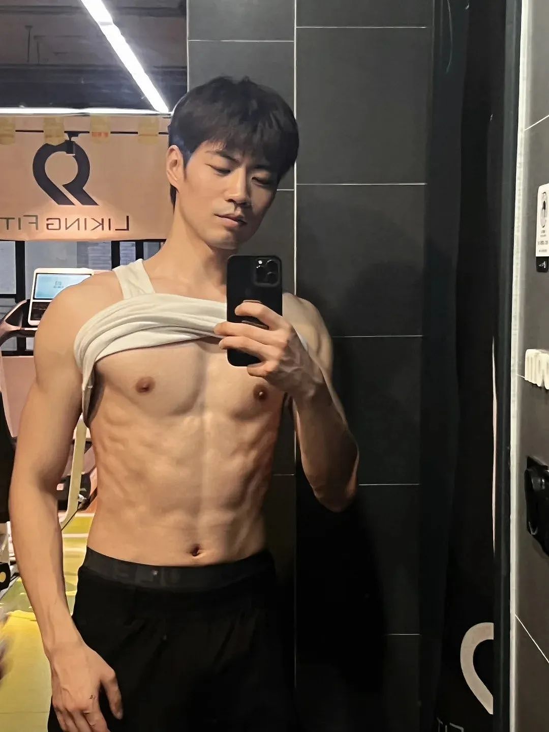 【帅哥】30岁北影硕士,有才有颜,183细腰公狗腰,细腻的演技,下一个爆款就是他(组图) - 8