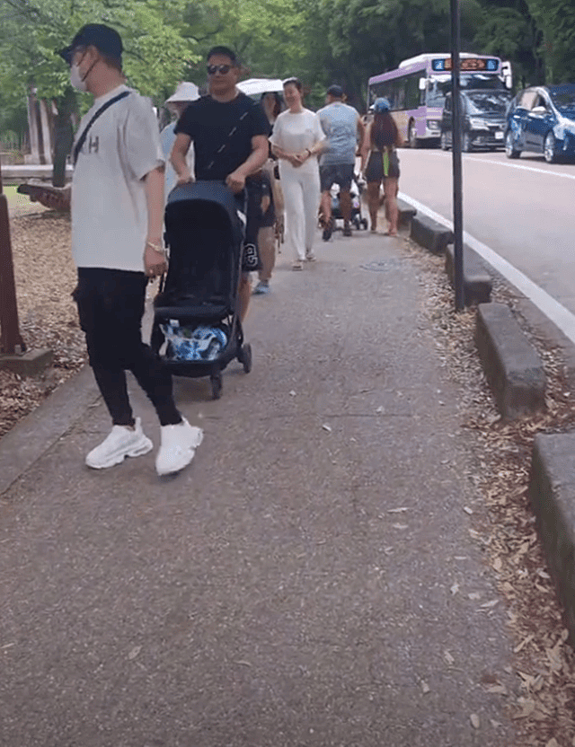 汪峰带4个孩子日本度假,醒醒和森林北女儿同龄,但性格差距明显(组图) - 1