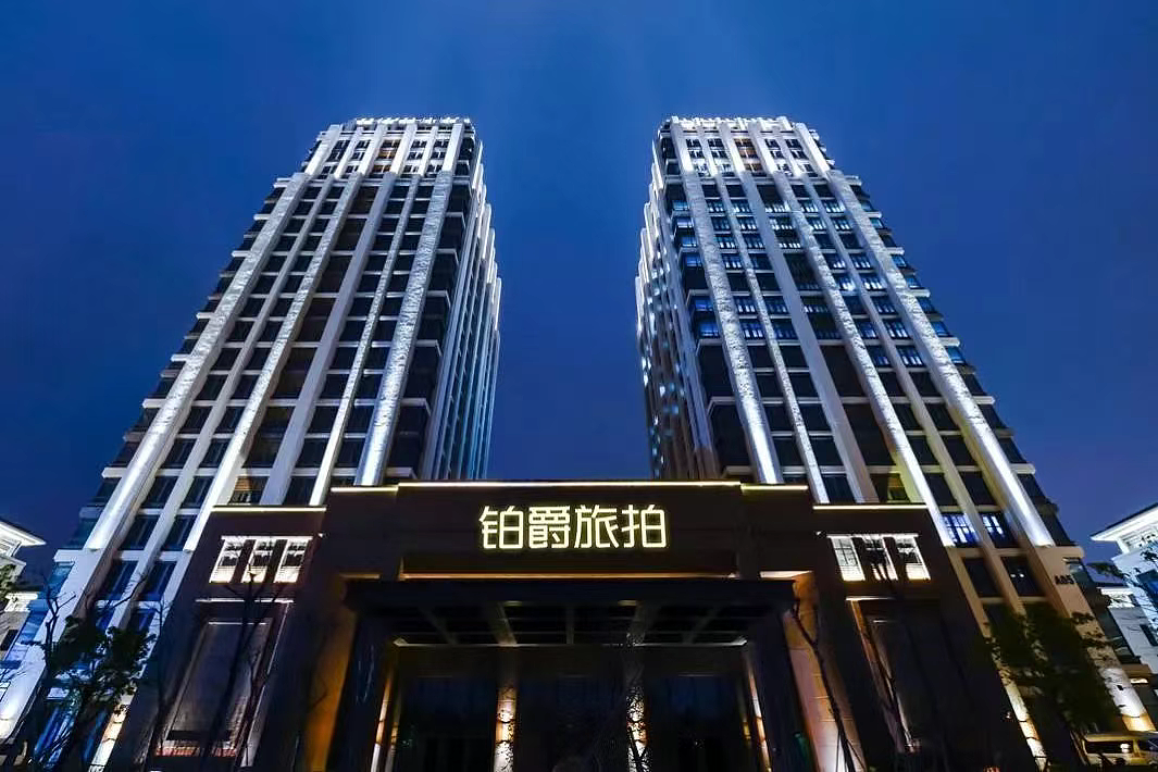 不愿结婚的00后，撕下铂爵旅拍真面目（组图） - 6