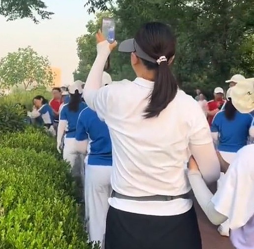 老人暴走团,红蓝大妈公园相遇变互殴,网民:看得极度舒适(视频/组图) - 3