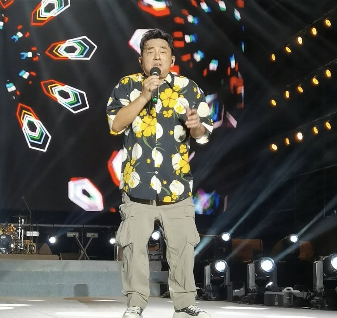 知名港星内地演出被指严重发福!一度胖到没脖子,56岁老来得女(组图) - 5