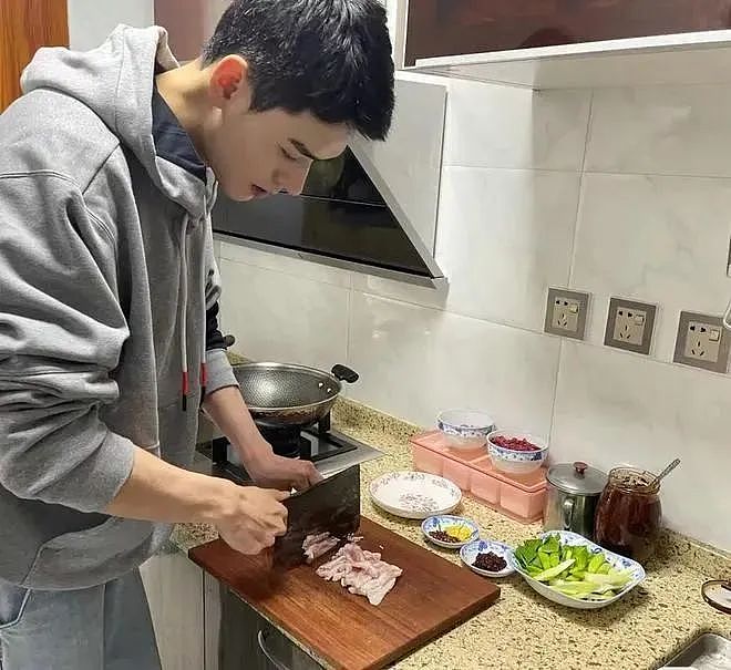 热搜爆了！大批洋妞涌入中国相亲角，举牌求嫁中国男：不收彩礼，还会做饭…你怎么看？（组图） - 7