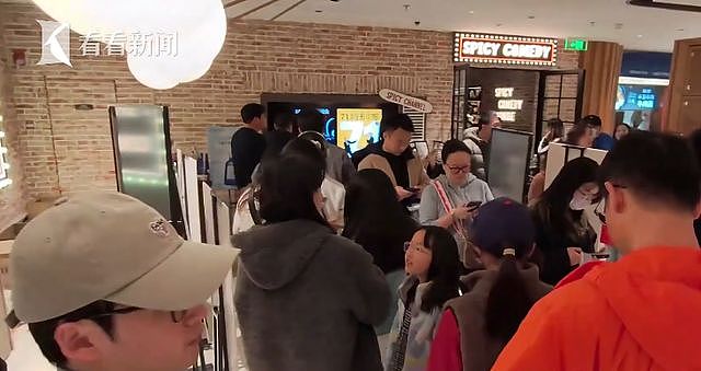“绝经和出道同时来?”上海街头惊现她的巨幅海报!网友:笑着笑着就哭了(组图) - 9