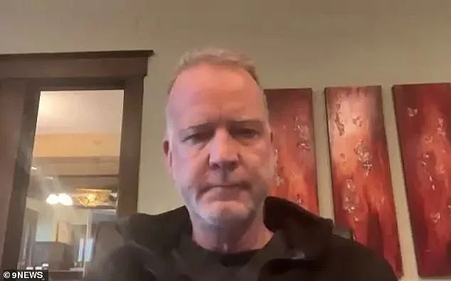 俩医生做手术也要听歌玩游戏？病人就做个白内障，愣让他俩搞死了...（组图） - 1