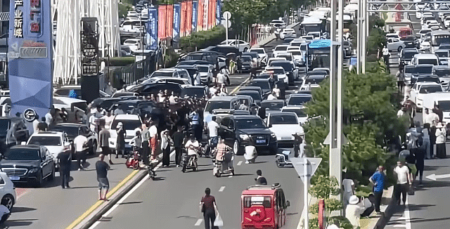 网传山东临沂投资平台“树拍易购”爆煲，上千投资者总部维权引发警民冲突画面曝（视频/组图） - 2