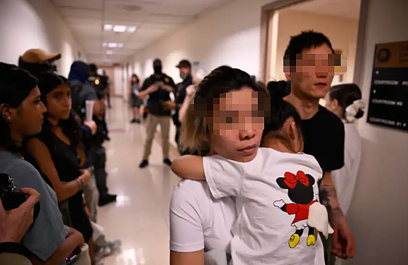 “像狗一样”吃饭!纽约移民拘留所惨状曝光,一天一餐睡地上,女性当着男人面上厕所(组图) - 6