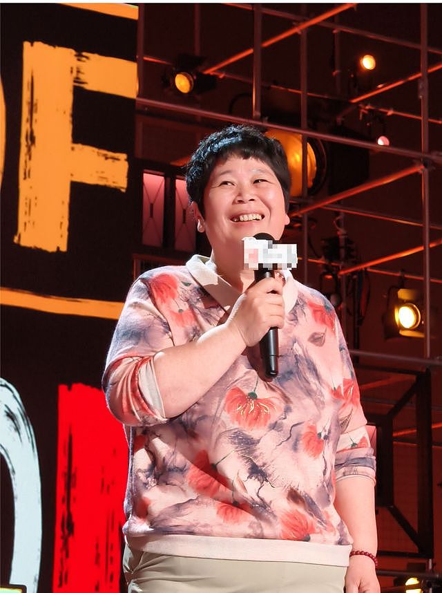 “绝经和出道同时来?”上海街头惊现她的巨幅海报!网友:笑着笑着就哭了(组图) - 4