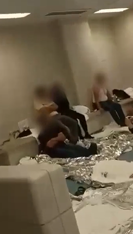 “像狗一样”吃饭!纽约移民拘留所惨状曝光,一天一餐睡地上,女性当着男人面上厕所(组图) - 2