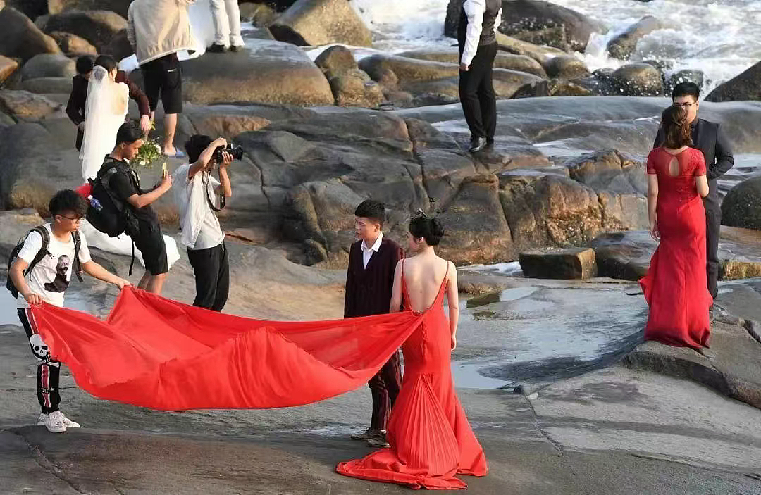 不愿结婚的00后，撕下铂爵旅拍真面目（组图） - 8