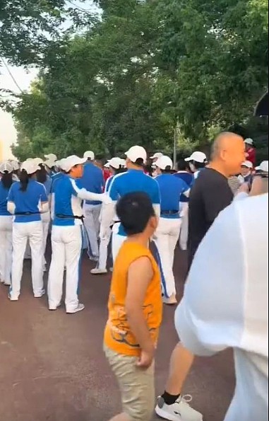 老人暴走团,红蓝大妈公园相遇变互殴,网民:看得极度舒适(视频/组图) - 2