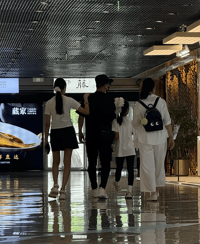 汪峰带4个孩子日本度假,醒醒和森林北女儿同龄,但性格差距明显(组图) - 7