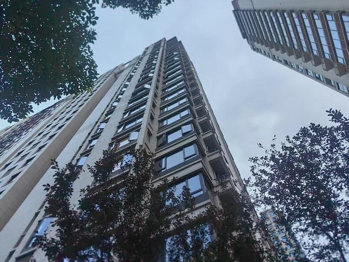 孩子18楼坠楼生还，妈妈给救命树系红花（组图） - 5