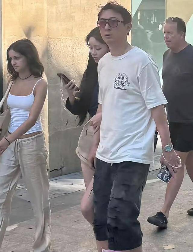 王思聪女友凌晨在国内开直播,公开与王思聪交往细节,处处透露出野心(组图) - 1