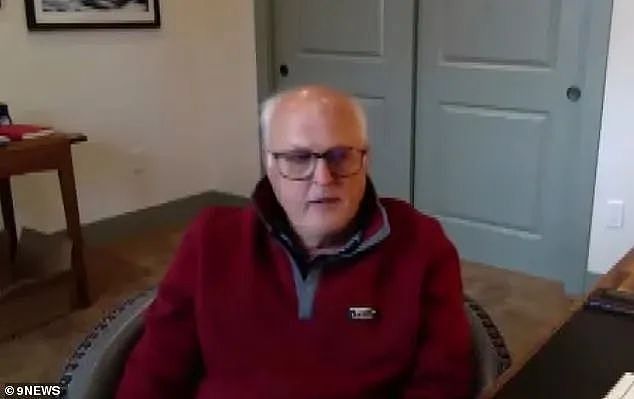 俩医生做手术也要听歌玩游戏？病人就做个白内障，愣让他俩搞死了...（组图） - 2