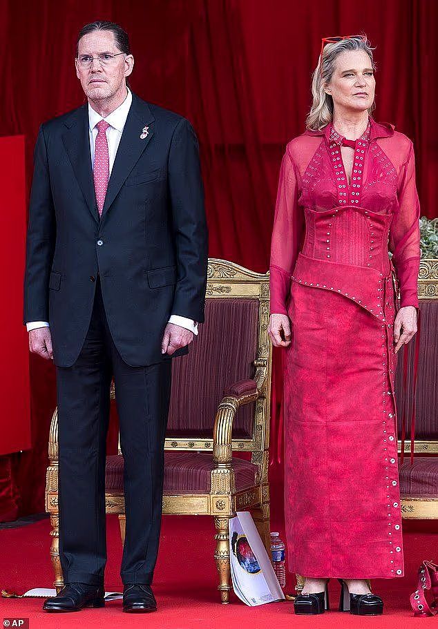 比利时公主亮相国庆活动,衣着不雅观惹争议,她是老国王的私生女(组图) - 2