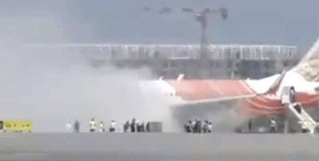惊悚！悉尼客机高空突爆火球，浓烟灌满机舱，全机吓疯（组图） - 3