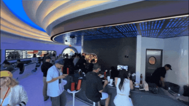 超酷!马斯克首家“赛博餐厅”加州开业,机器人送餐+车内看电影,科幻大片成真!(组图) - 5