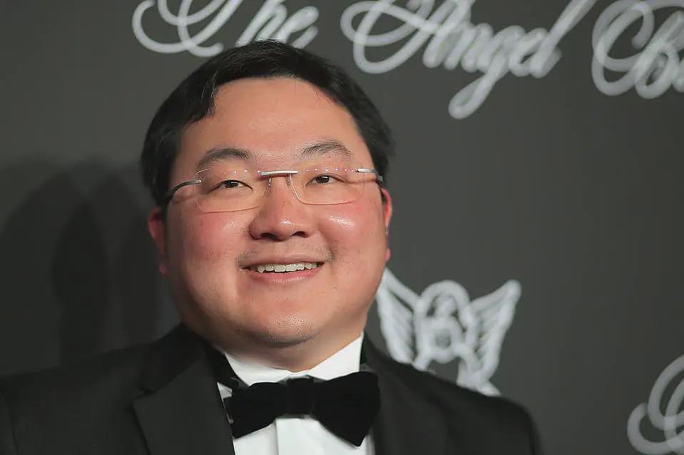 持澳洲假护照,藏身上海豪宅... 华男骗走300亿,狂追萧亚轩等女星(组图) - 11