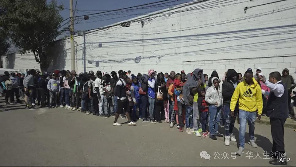 ICE移民拘留所惨况曝光:被铐囚犯跪地如狗进食,女性如厕毫无隐私(组图) - 3