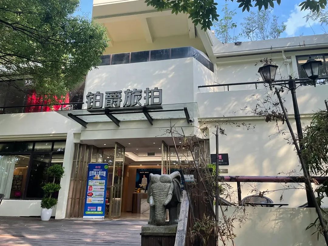 不愿结婚的00后，撕下铂爵旅拍真面目（组图） - 16