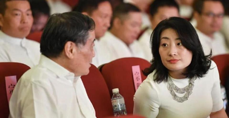 14岁便知父亲婚外情？“布鞋首富”隐秘子女曝光，铁腕女儿遭至亲背刺（组图） - 14