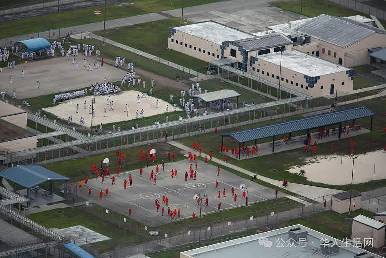 ICE移民拘留所惨况曝光:被铐囚犯跪地如狗进食,女性如厕毫无隐私(组图) - 2