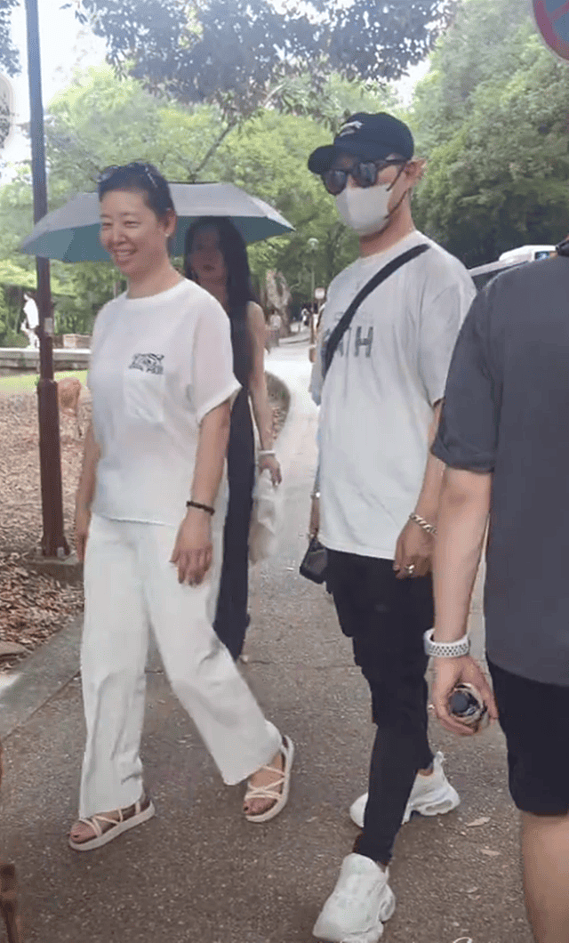 汪峰带4个孩子日本度假,醒醒和森林北女儿同龄,但性格差距明显(组图) - 2