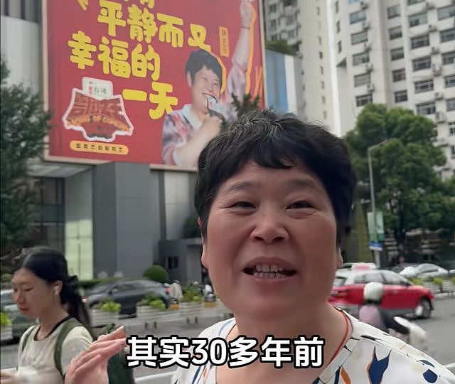 “绝经和出道同时来?”上海街头惊现她的巨幅海报!网友:笑着笑着就哭了(组图) - 2