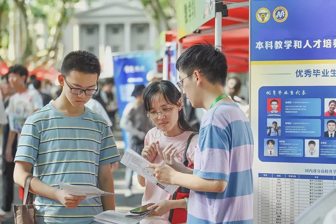 985名校，正被踩在脚下摩擦（组图） - 2
