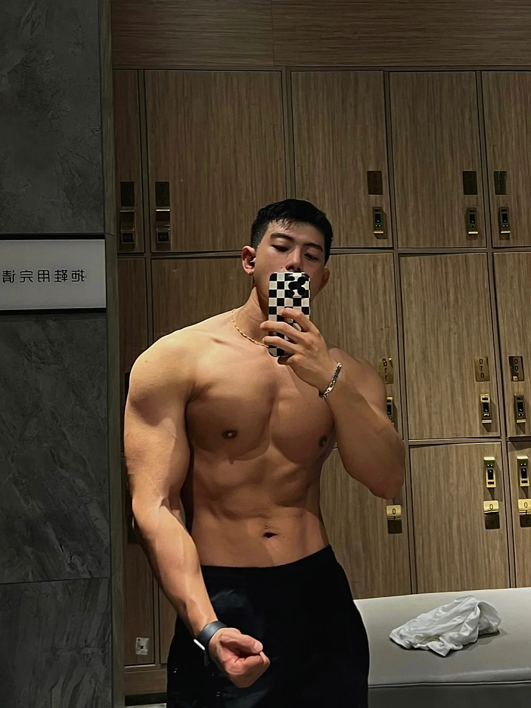 【帅哥】成都健身博主,厚实蝙蝠背马达腹粗腿,这才是真正蜂腰熊背,谁酸了我不说(组图) - 6